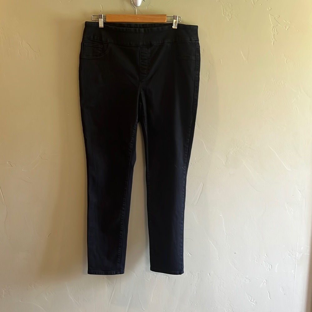 Chico’s Black Pull-On Jegging size 12R/2R